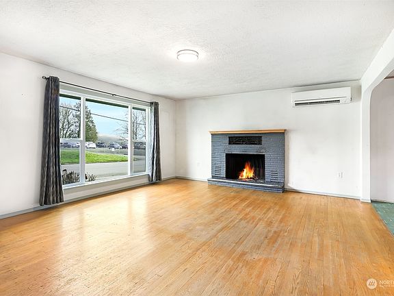 3rd image of 1006 Pine Avenue