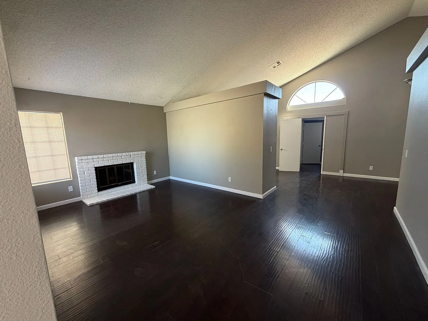 4937 Sunburst — Photo 2