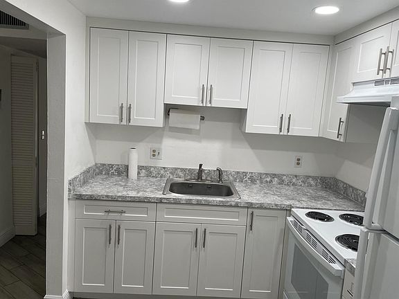 4th image of 500 Village Green Cir W APT 206