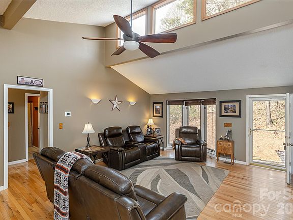 3rd image of 100 Ridgeview Dr