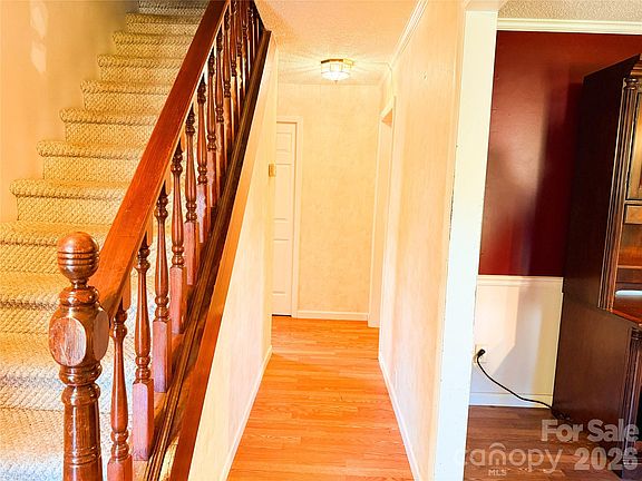 4th image of 301 Starmount Dr