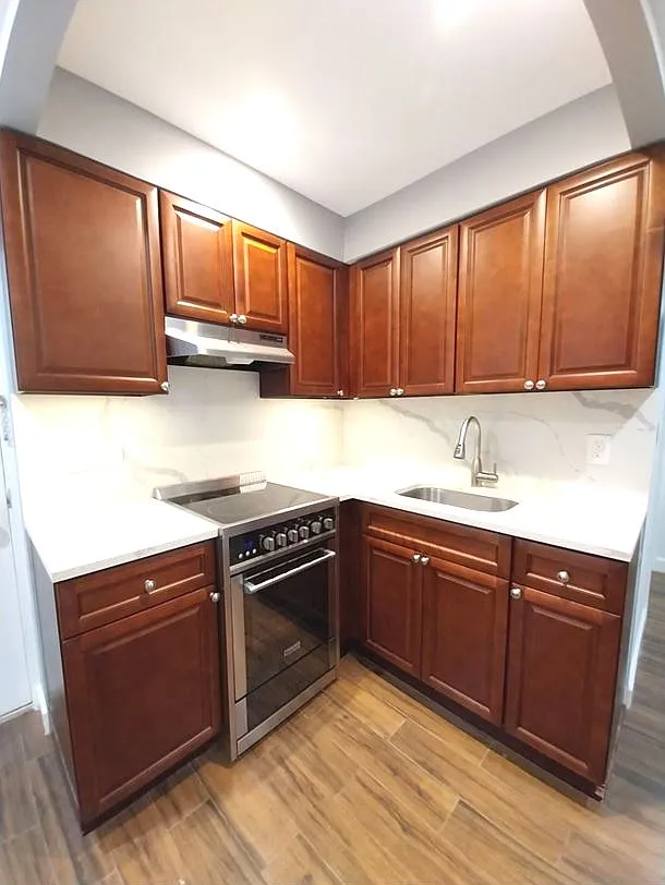 31-23 Crescent Street — Photo 2