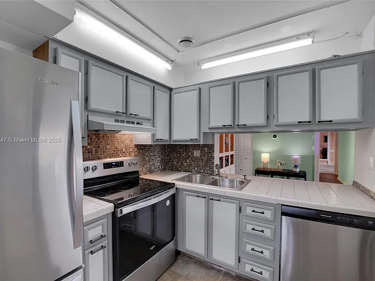 2737 S Oakland Forest Dr #204 — Photo 13