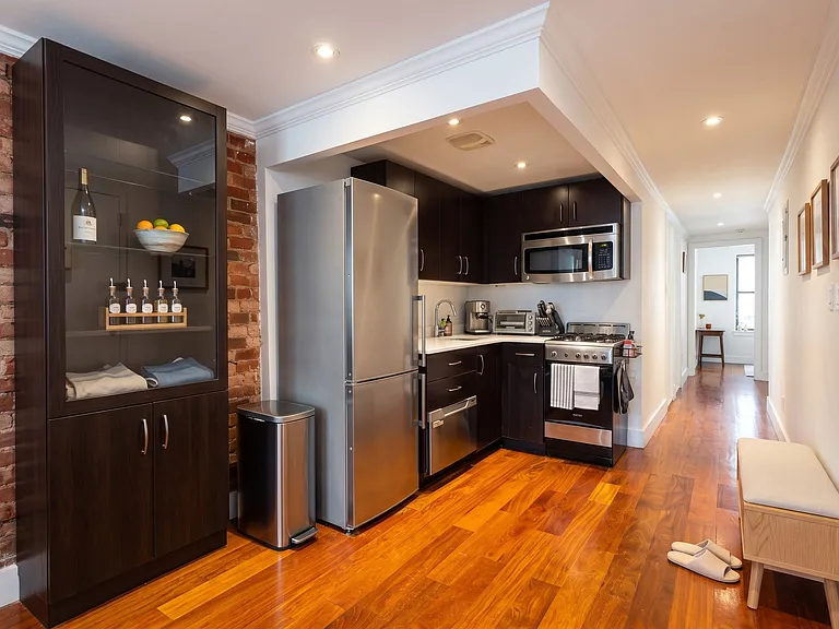 203 E 4th St #6 — Photo 3