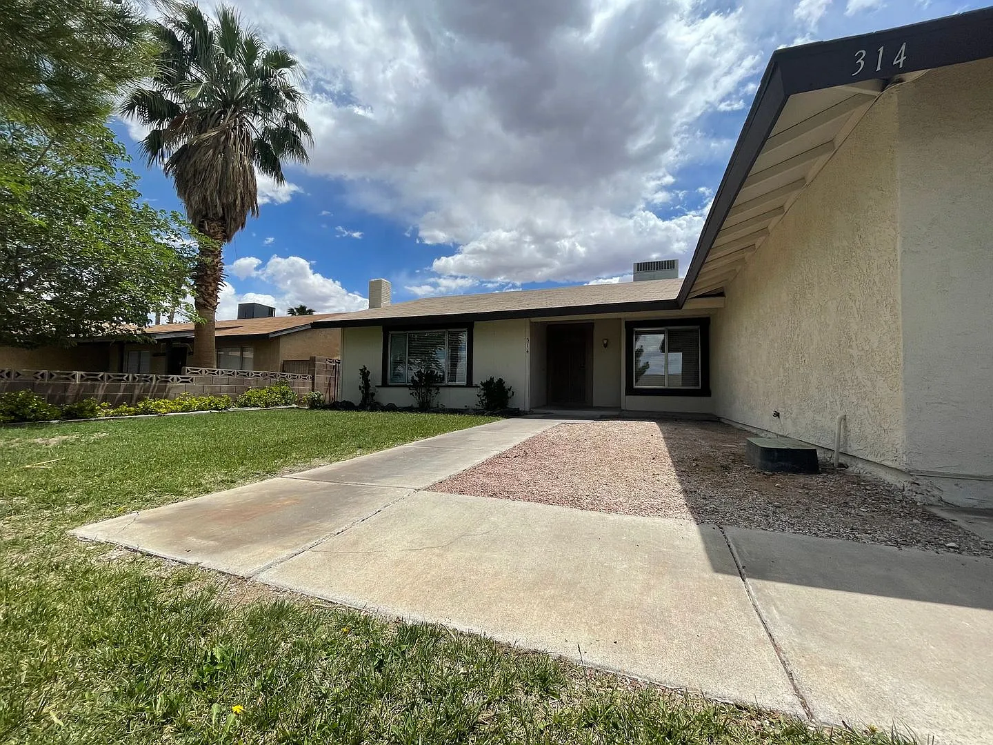 Single story 3 bedrooms 2 bathroom home located in Henderson — Photo 2