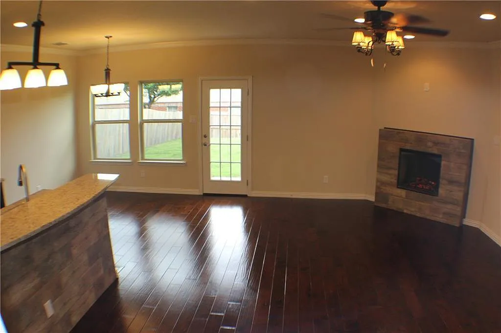3 bed, 2.5 bath, 1845 sqft, $2,300 — Photo 3