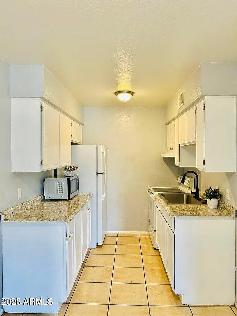 240 S Doran — Photo 1