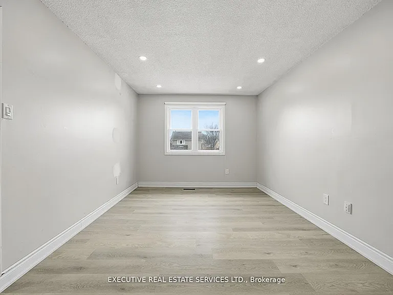 69 Lorraine Cres — Photo 17