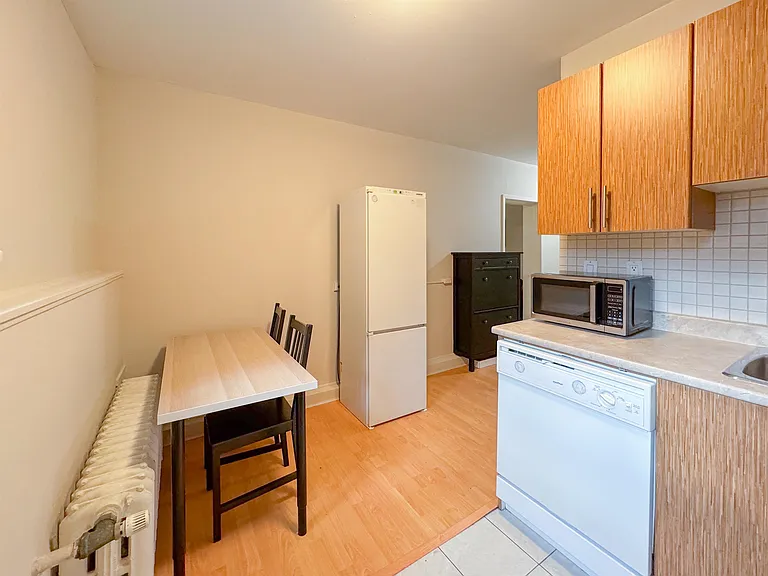 935 Jervis St #20 — Photo 6