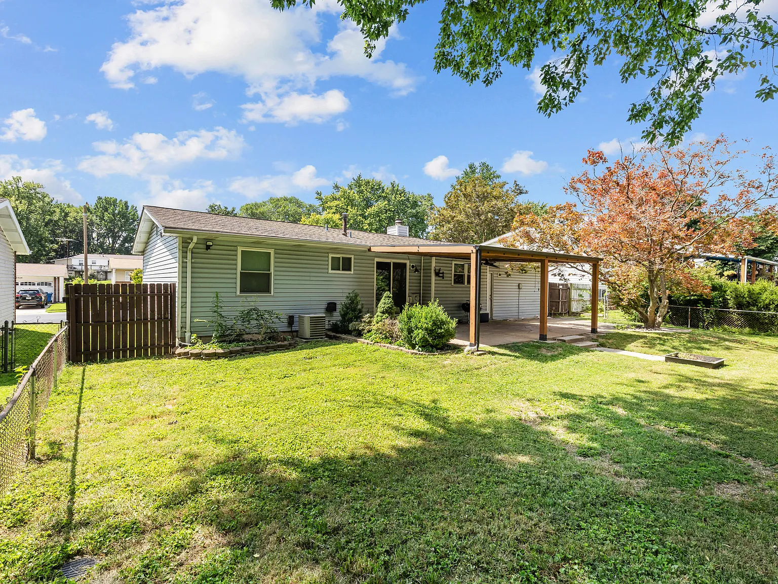 3 bed, 1056 sqft, $2,400 — Photo 3