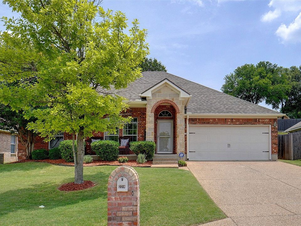 1st image of 229 Carriage Dr