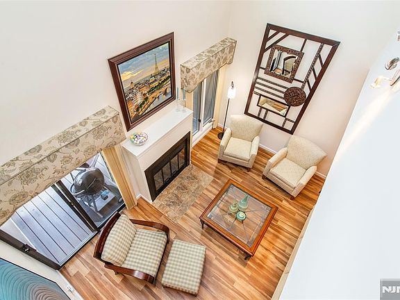 4th image of 902 River Renaissance #C02