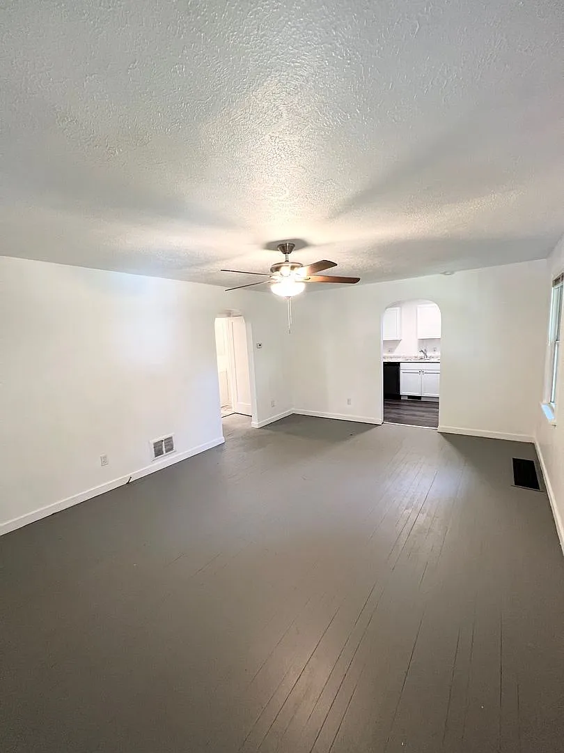 Newly Renovated 2 Bedroom 1 Bathroom in Verona- Garage and Stainless Appliances — Photo 3