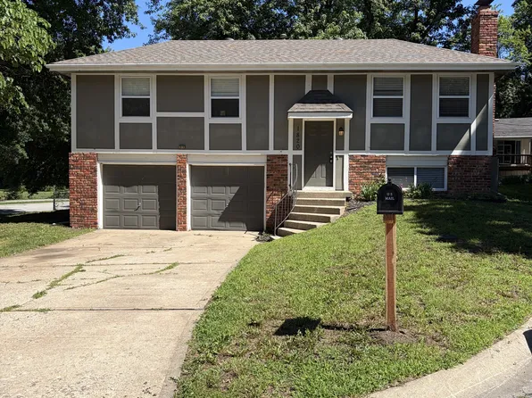 1820 E Cherokee Ln, Olathe, KS 66062