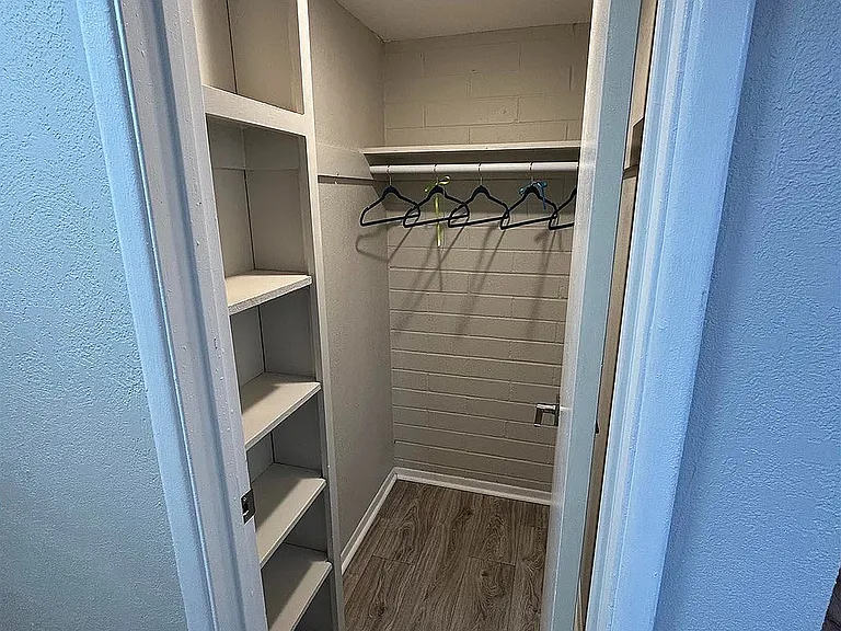 Hallway_Closet_929676