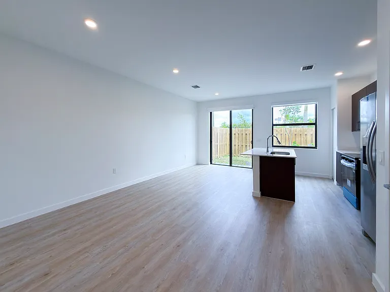 142 NW 10th Pl — Photo 3