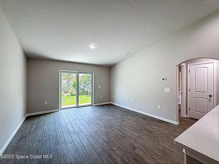 144 Roosevelt St — Photo 11