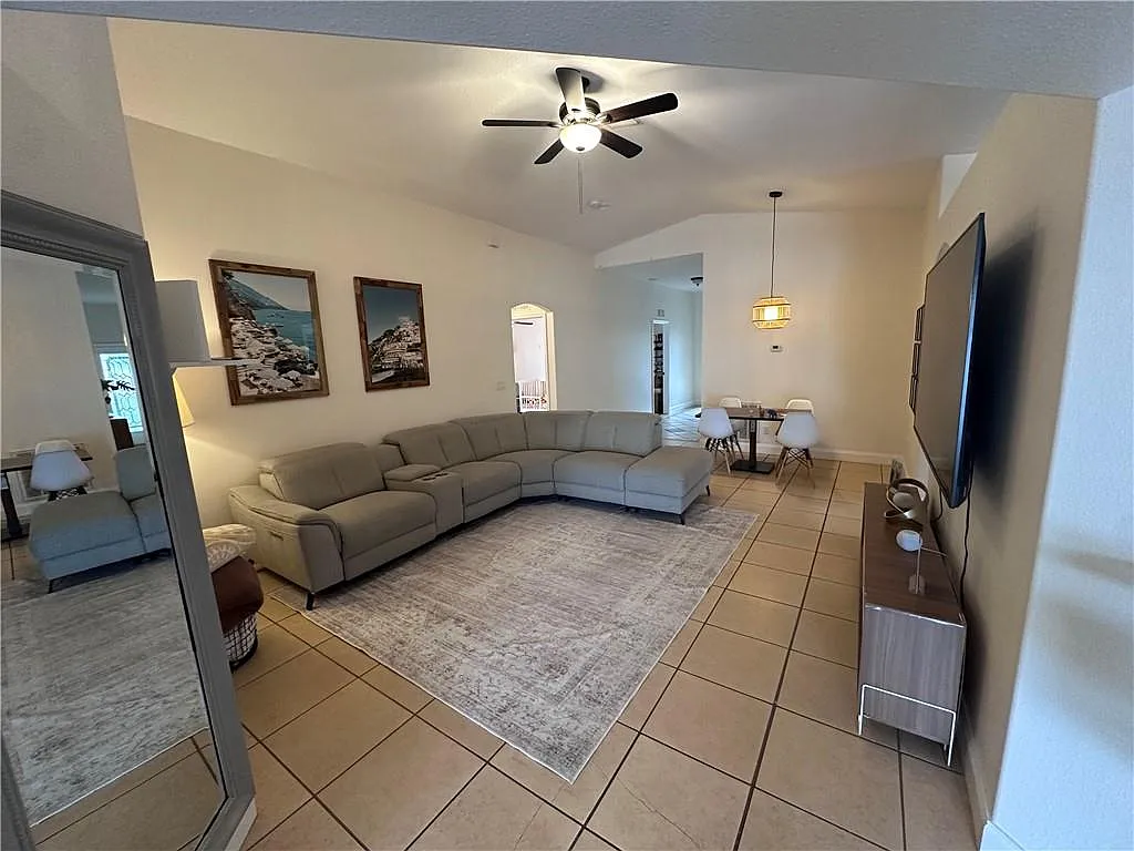 4 bed, 1942 sqft, $2,400 — Photo 3
