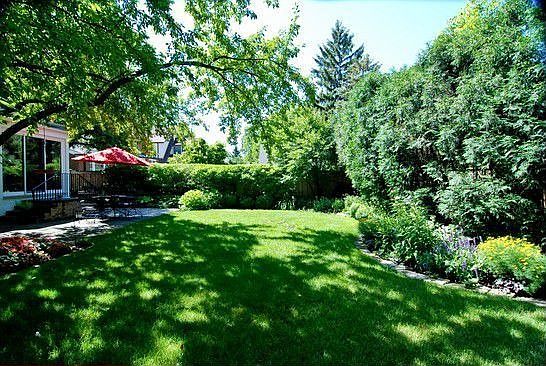 Lovely Private Back Yard