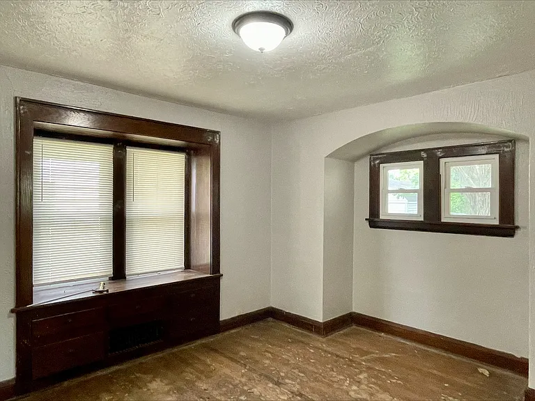 687 Storer Ave — Photo 3