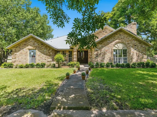301 Paris St, Pecan Gap, TX 75469