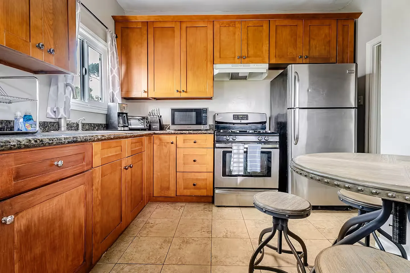 Studio, 550 sqft, $3,300 — Photo 4