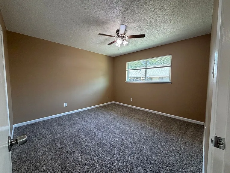 5725 Woodleigh Dr — Photo 33