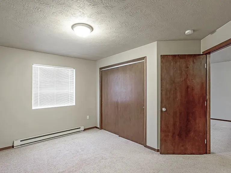 Auburn Manor Apartments — Photo 25