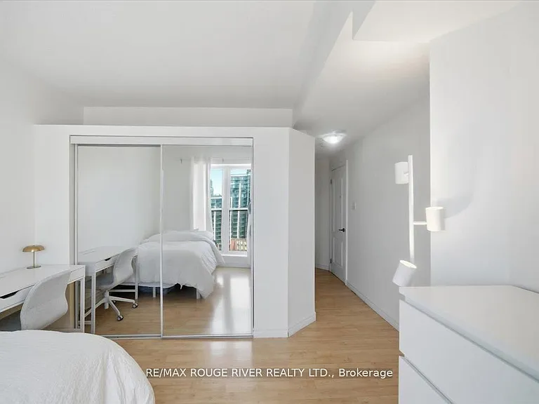135 James St S #1401 — Photo 14