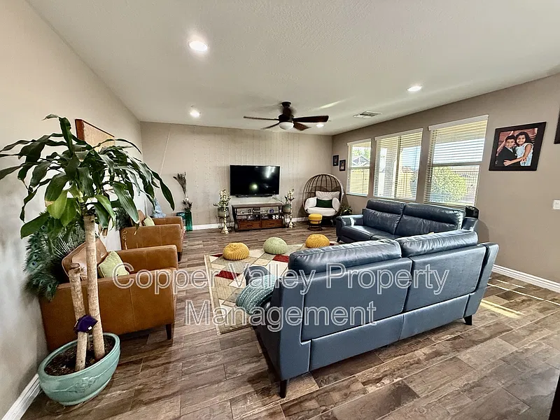 5 bed, 5.0 bath, 4320 sqft, $3,495 — Photo 4