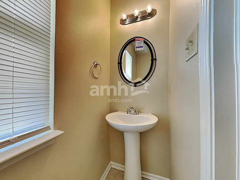106 Frostwood Ln — Photo 7