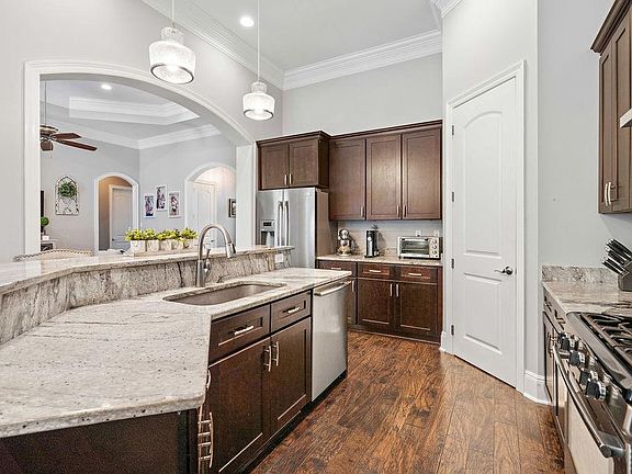 3rd image of 241 Thornwood Dr