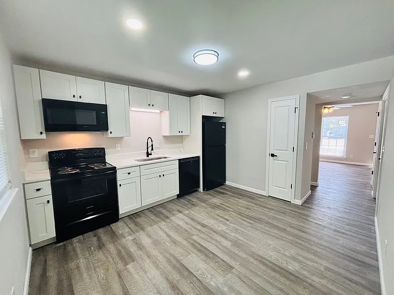 101 N Oak St #11 — Photo 8