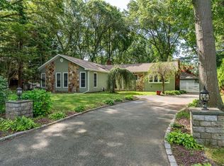 60 Rhoda Ave, Smithtown, NY 11787