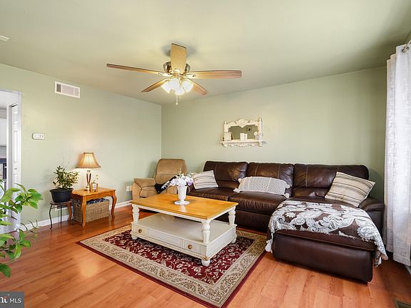 4th image of 322 Vincent Cir