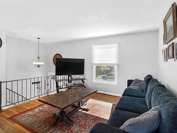 4th image of 371 Messina Dr