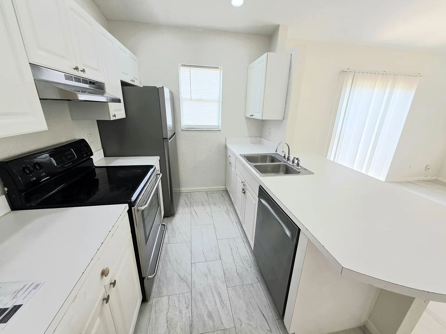3 bed, 2.0 bath, 1084 sqft, $2,755 — Photo 4
