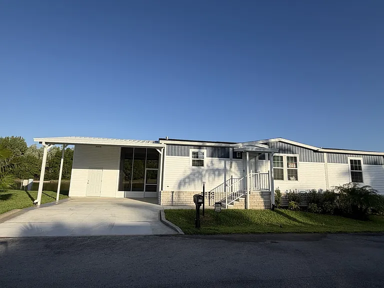 Royal Palm Village — Photo 32