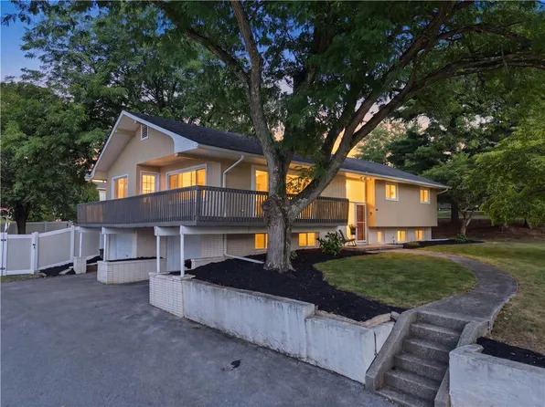 1121 Oakhurst Dr, Slatington, PA 18080