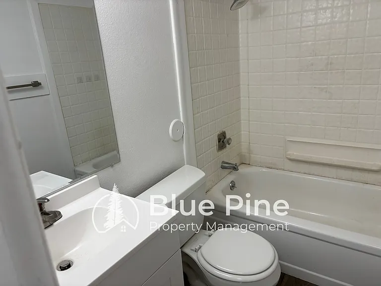 411 Gladstone St #3 — Photo 5