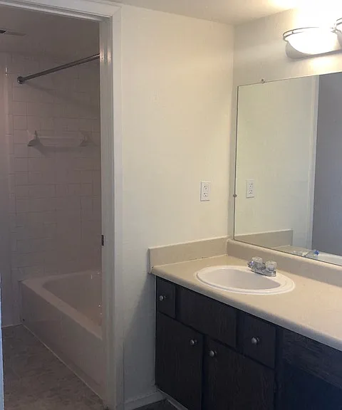 Three Oaks Apartments — Photo 33