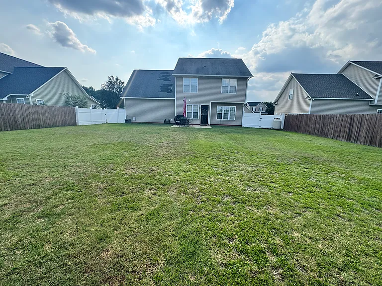 207 Bennington Dr — Photo 4