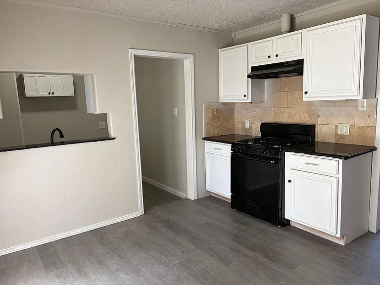 5406 Lyndhurst Dr — Photo 3