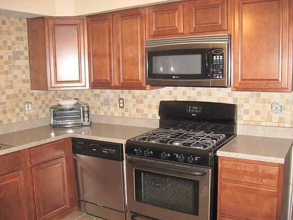 4th image of 27415 Groveland St