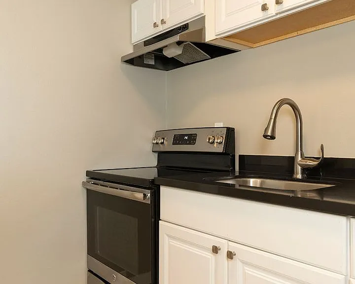 Clairemont Apartments — Photo 37