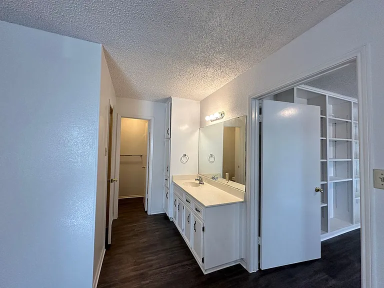 1501 Farhills Dr — Photo 35