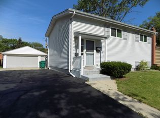 402 Diane Dr, Buffalo Grove, IL 60089