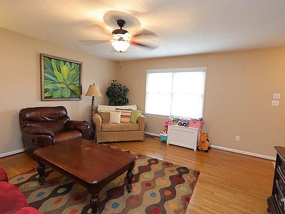 3rd image of 1813 Meadow Green Dr