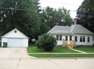 809 3rd St SW, Independence, IA 50644