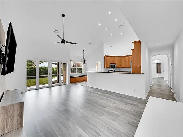 4414 NW 52nd St — Photo 3